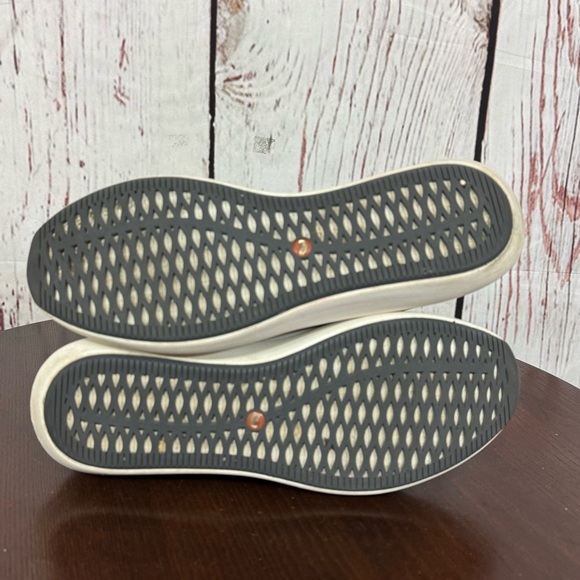 CLARK’s Unstructured Women's Cream Leather Sneakers Removable cushion Size 8 GUC - Picture 5 of 16